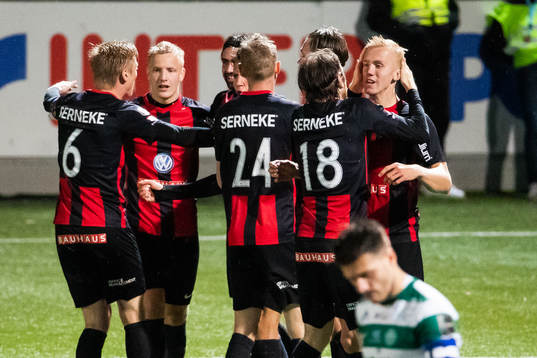 Brommapojkarnas Isac Lidberg jublar med lagkamrater