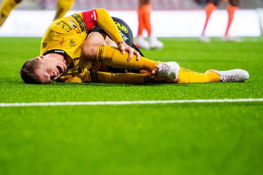 Elfsborgs Samuel Holmén tar sig för benet och har ont