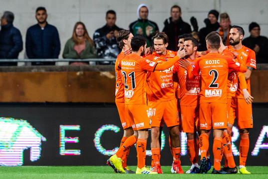 AFC Eskilstunas Kadir Hodzic jublar med lagkamrater