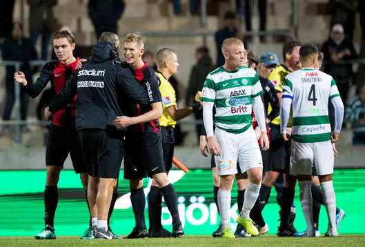 Brommapojkarnas spelare jublar och Västerås spalre deppar