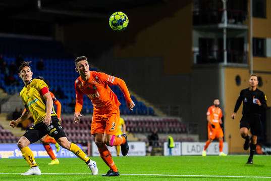 Elfsborgs Stefan Ishizaki och AFC Eskilstunas Adnan Kojic