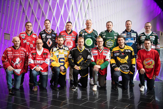 Tränarna står uppställda för en tränarbild. Övre