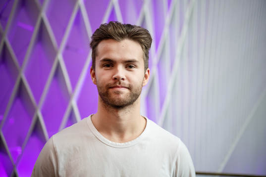 Anton Öhman, Modo