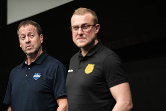 Staffan Lundh, tränare Karlskoga, och Jeff Jakobs,