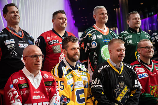 Tränarna står uppställda för en tränarbild. Övre
