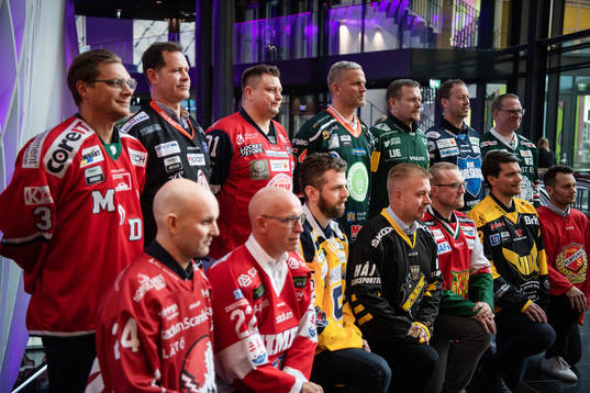 Tränarna står uppställda för en tränarbild. Övre