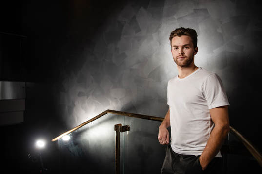 Anton Öhman, Modo