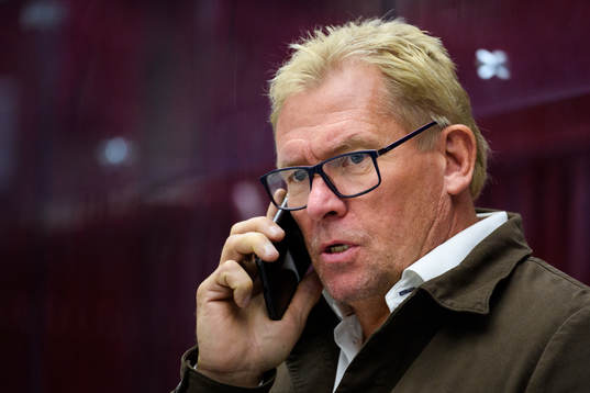 VD och Sportchef Patrik Sylvegård pratar i telefon
