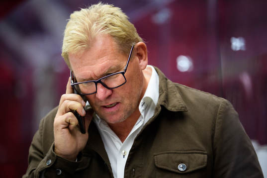 VD och Sportchef Patrik Sylvegård pratar i telefon