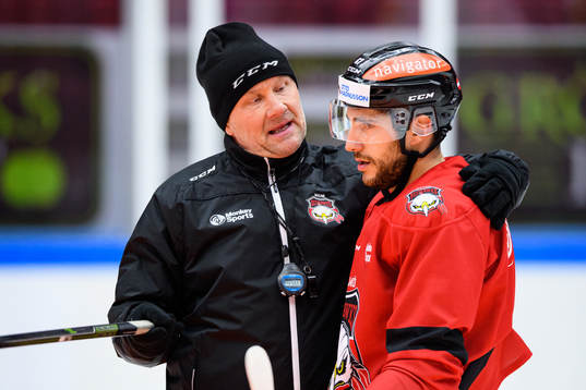Tränare Peter Andersson i samtal med Konstantin Komarek