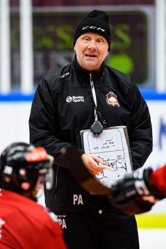 Tränare Peter Andersson har genomgång