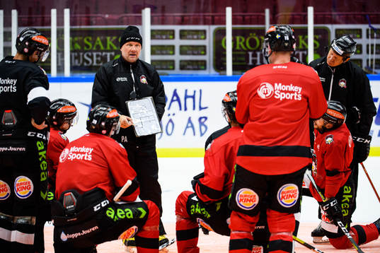 Tränare Peter Andersson har genomgång