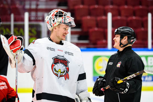 Målvakt Lars Volden i samtal med målvaktstränare Henning