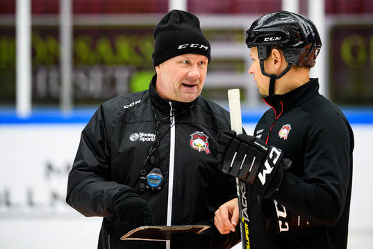 Tränare Peter Andersson i samtal med assisterande tränare