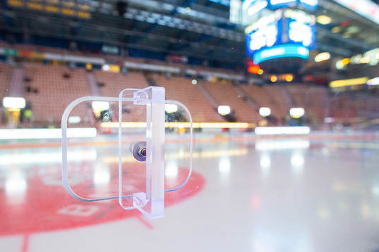 Fotohål i plexiglaset i Kinnarps Arena