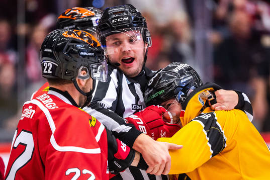 Örebros Jonathan Andersson och Luleås Austin Farley i