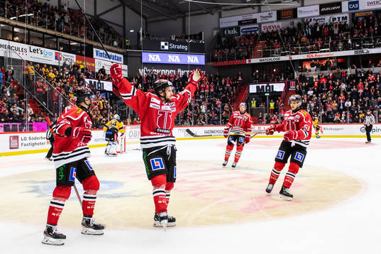 Örebros Mathias Bromé jublar med lagkamrater