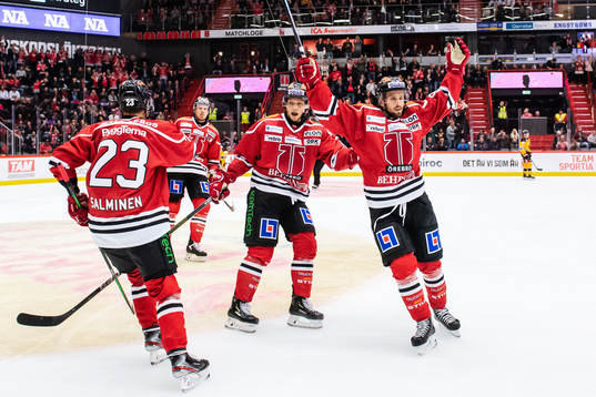 Örebros Mathias Bromé jublar med lagkamrater
