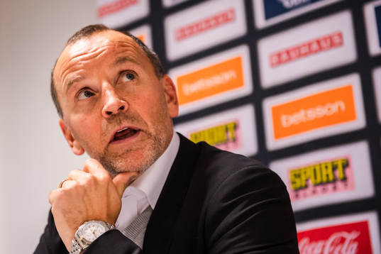 Luleås tränare Thomas Berglund på en presskonferens