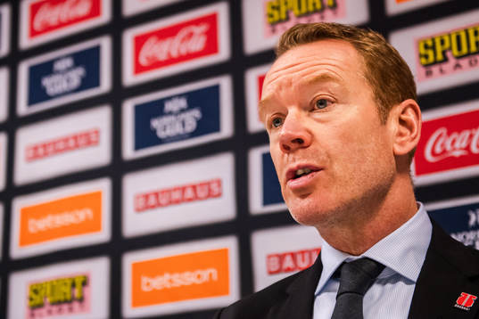 Örebros tränare Niklas Eriksson på en presskonferens