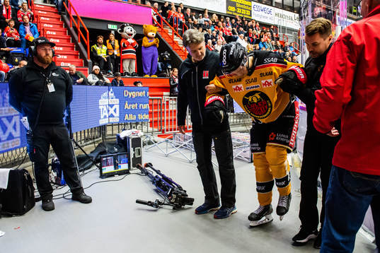 Luleås Filip Hållander får hjälp av planen