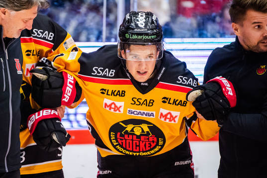 Luleås Filip Hållander får hjälp av planen