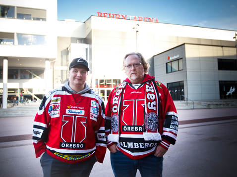 Två Örebrosupportrar utanför Behrn Arena