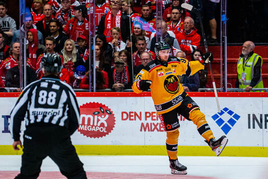 Luleås Robin Kovacs jublar