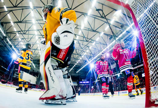Örebros Marcus Weinstock och Aaron Irving  jublar vid 2-1