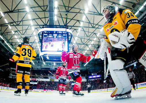 Örebros Marcus Weinstock jublar vid 2-1 målet och Luleås