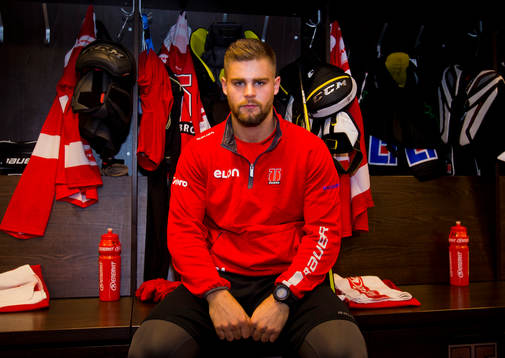 Porträtt på Örebros Aaron Irving i omklädningsrummet
