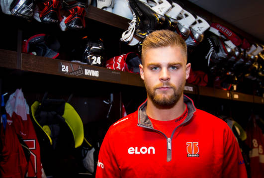 Porträtt på Örebros Aaron Irving i omklädningsrummet