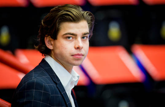 Örebros Viktor Lodin ser matchen från läktaren