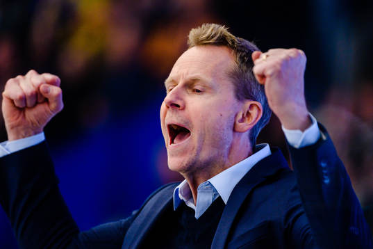 Djurgårdens tränare Robert Ohlsson jublar när