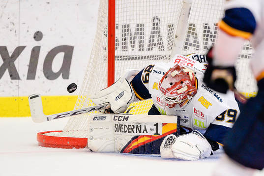 Djurgårdens målvakt Niklas Svedberg stöter undan iväg