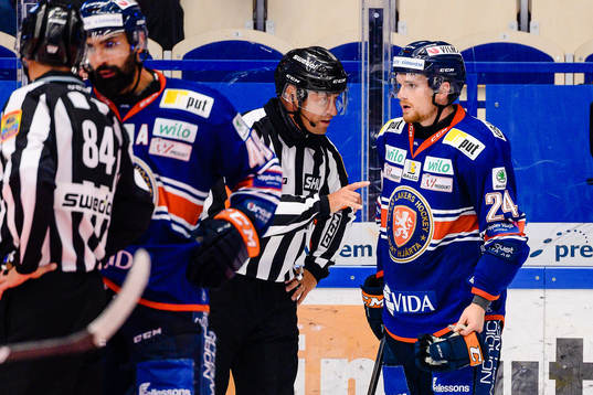 Domare Sören Persson pratar med Växjös Brendan Shinnimin