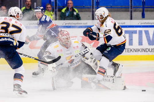Djurgårdens målvakt Niklas Svedberg krockar med Manuel