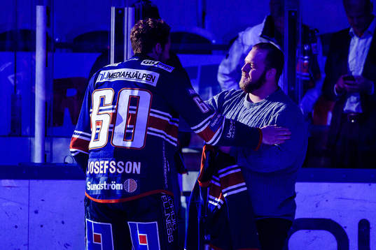 Växjös klackledare Christoffer Mattisson får en tröja