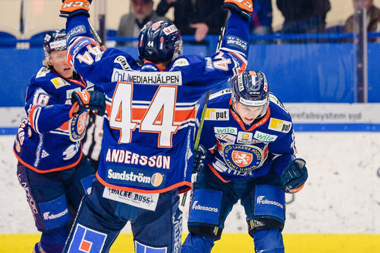 Växjös Filip Cederqvist jublar