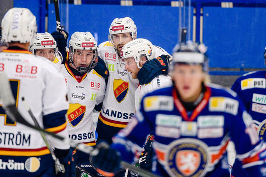 Djurgårdens Alexander Holtz och Patrik Berglund jublar