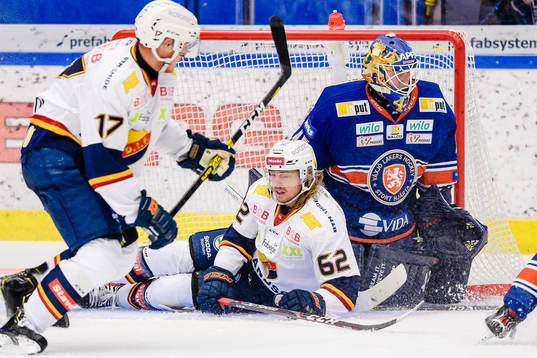 Djurgårdens Manuel Ågren krockar med Växjös målvakt