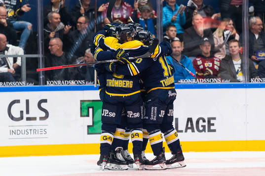 s Axel Holmström jublar med lagkamrater