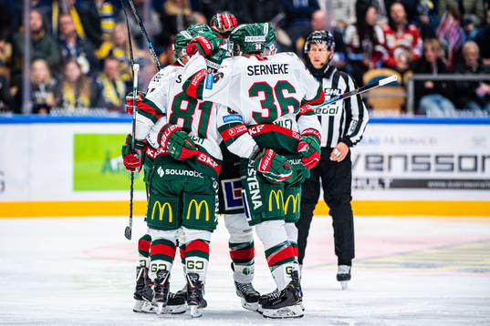 Frölundas Brandon Gormley jublar med lagkamrater