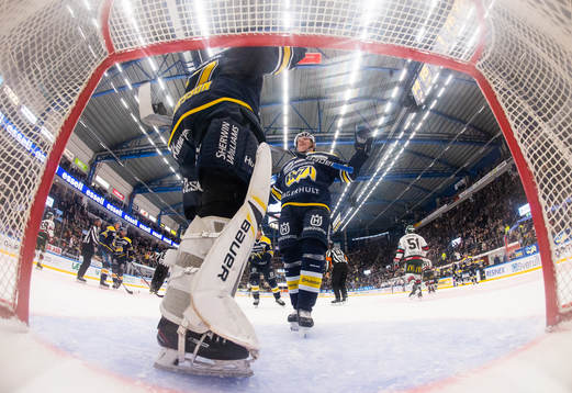 s målvakt Jonas Gunnarsson och Emil Johansson jublar