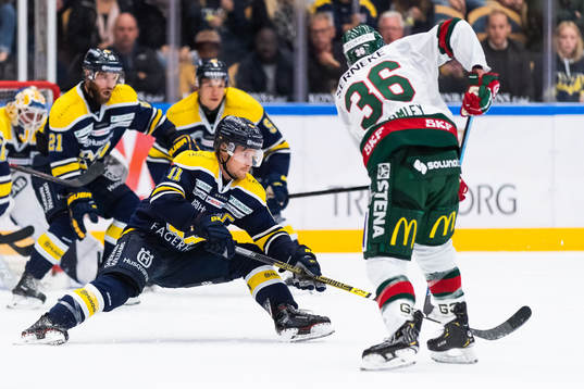 s Simon Önerud försvarar mot Frölundas Brandon Gormley