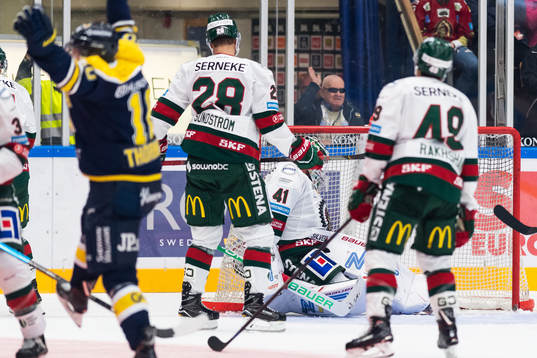 s Axel Holmström (ej i bild) gjort 2-1