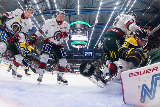 Frölundas Jacob Peterson och Joel Mustonen ser pucken gå