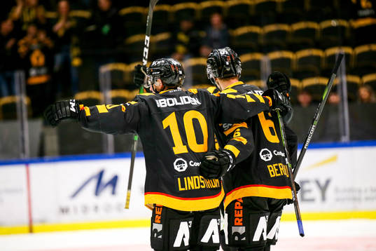 SkellefteåsJoakim Lindström och Filip Berglund jublar