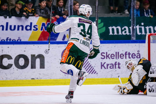 Färjestads  Michael Lindqvist jublar och Skellefteås
