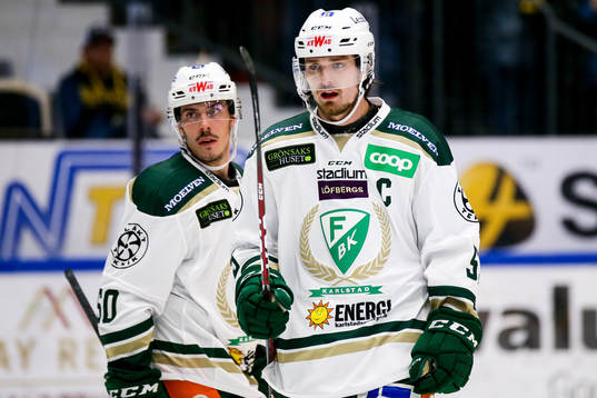 Färjestads Linus Johansson och Sebastian Erixon deppar